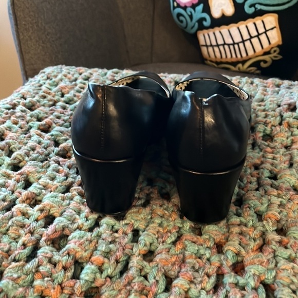 BCBGIRLS peep toe wedge size 8 all leather Y2K shoes. - Picture 4 of 5